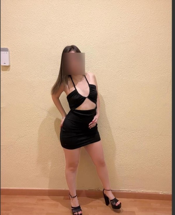 Implicada cariñosa jovencita