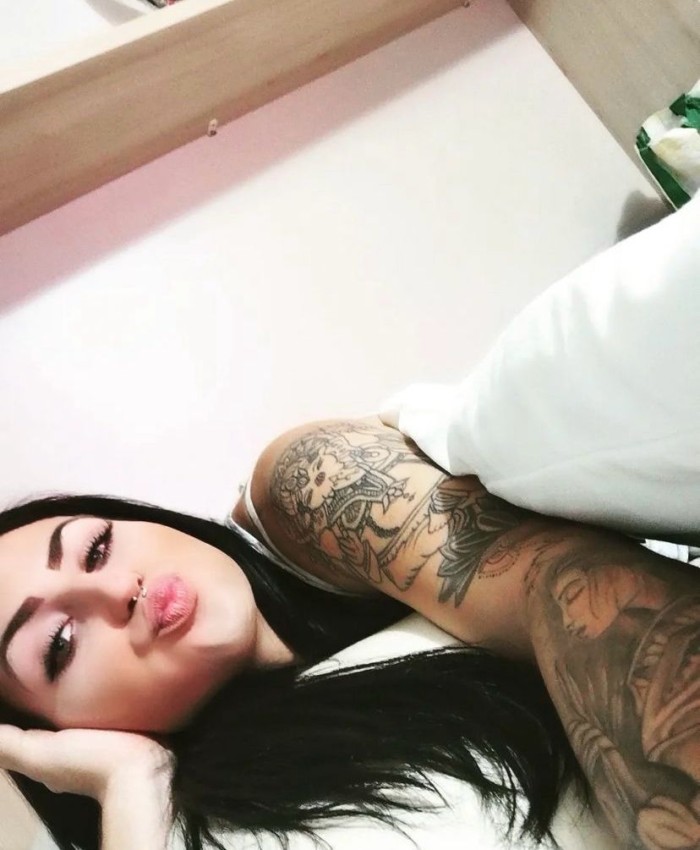 Morena de ojos claros