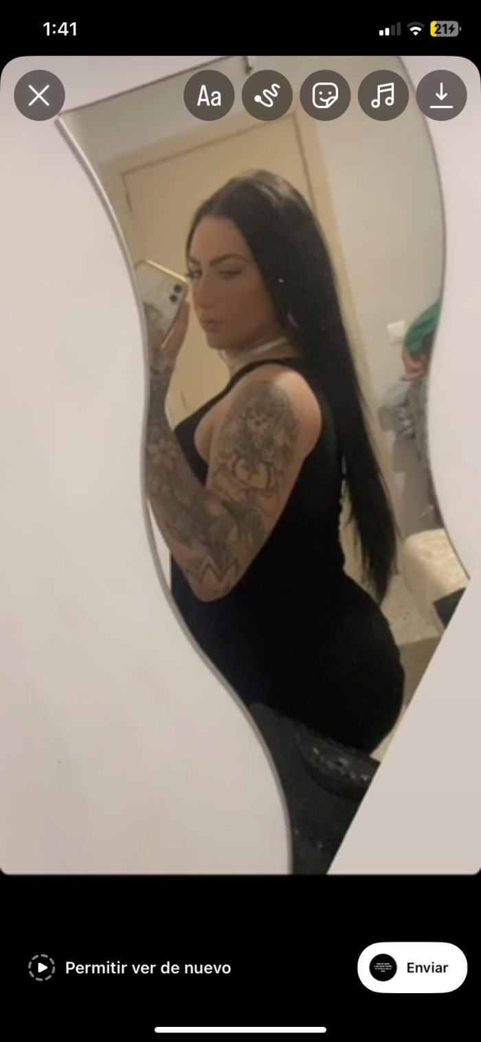 Morena de ojos claros