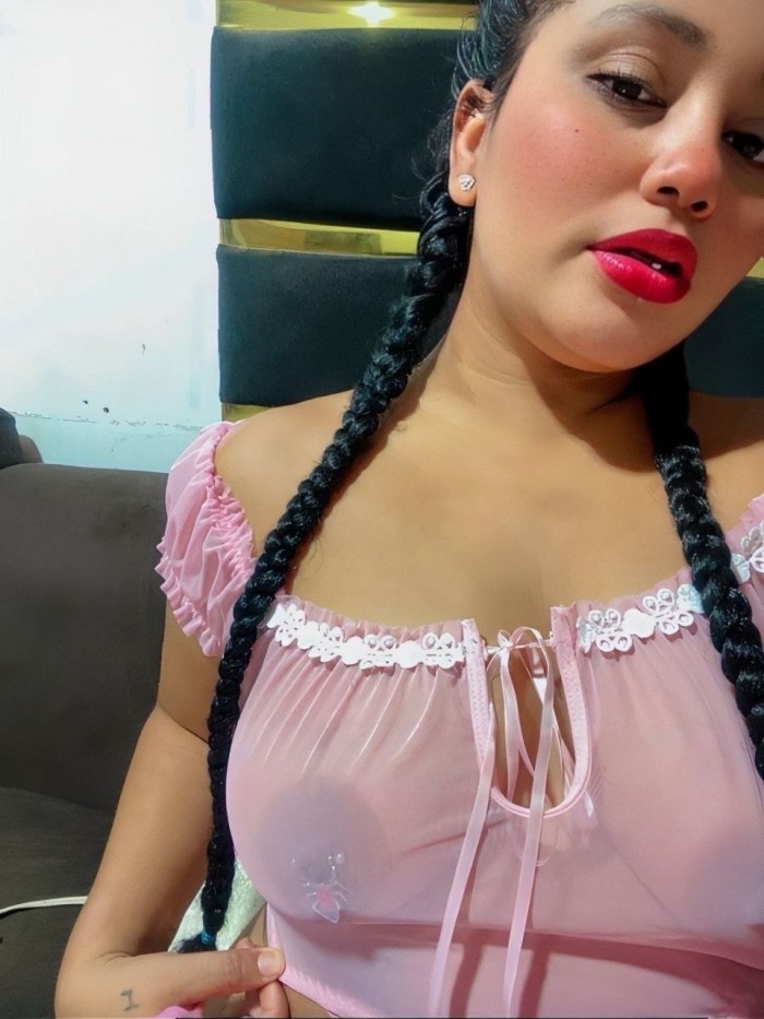 Amalia katina fiestera solo en mi apartamento..