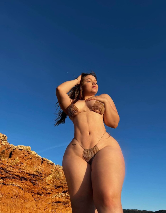 Bella, latina y complaciente