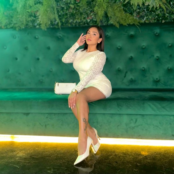 Bella Latina de Lujo Recién Llegada a la Ciudad