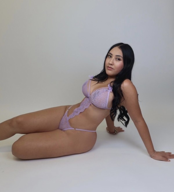 Joven latina con curvas muy amorosas y fiestera