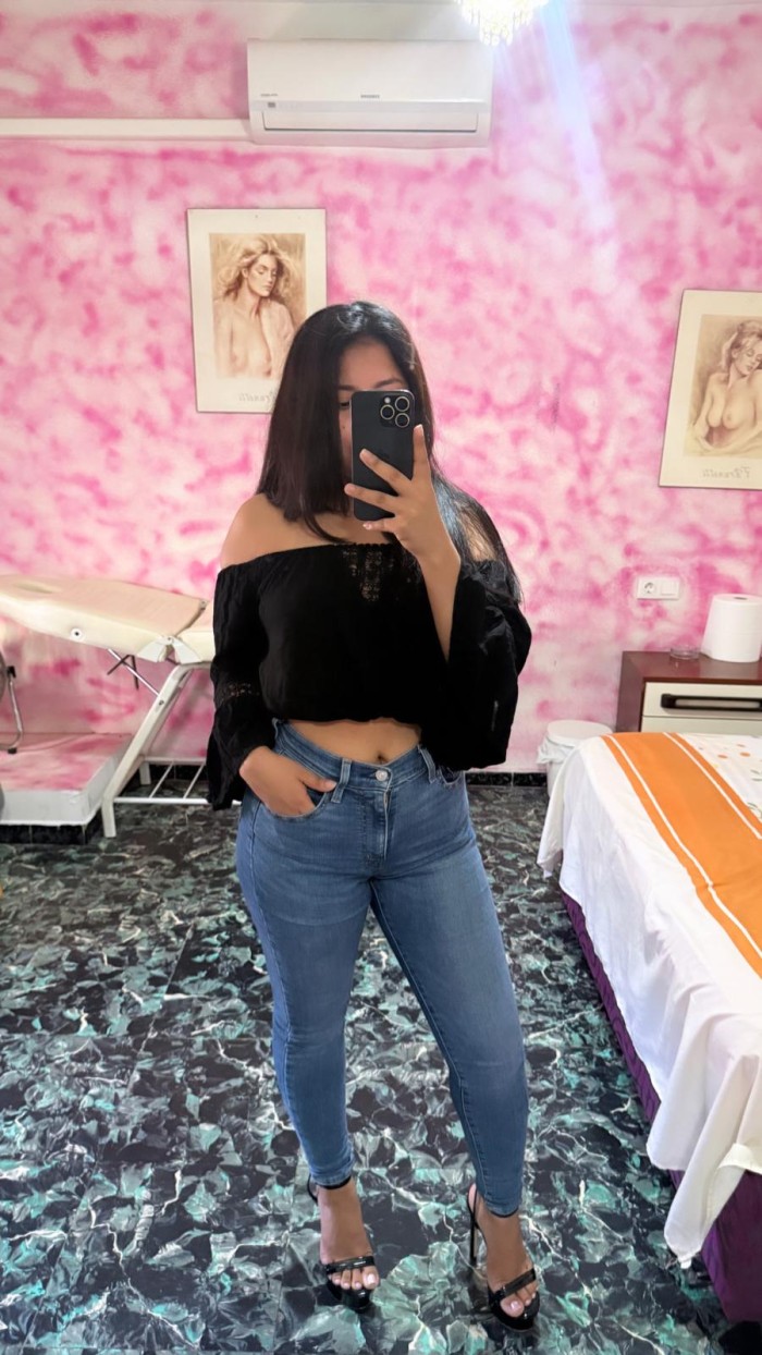 NENITA DELGADITA MUY IMPLICADA