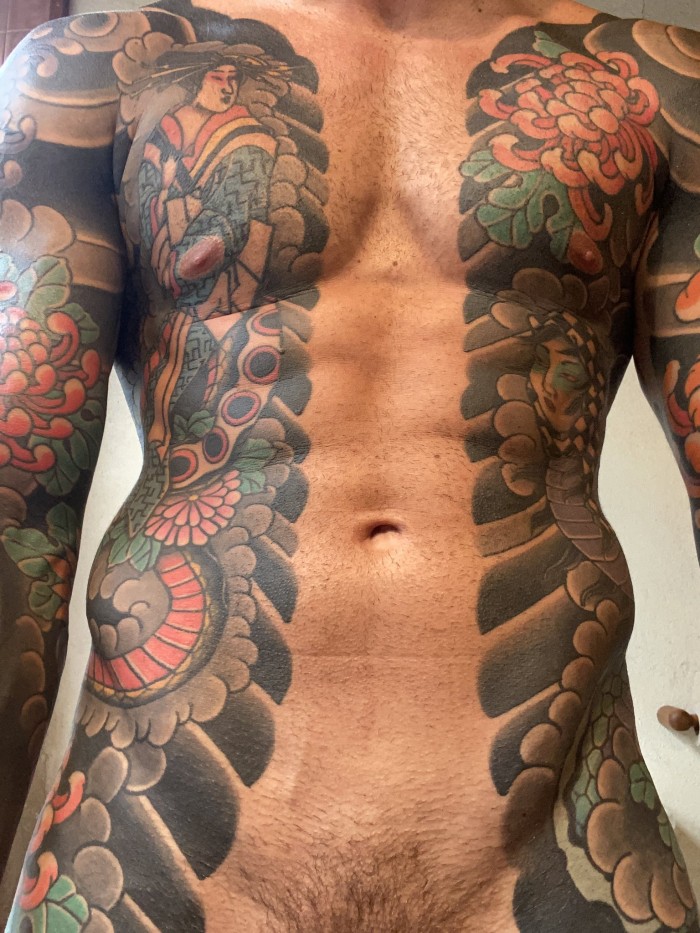 ACTOR XXX DISPONIBLE PARA MUJERES Y PAREJAS