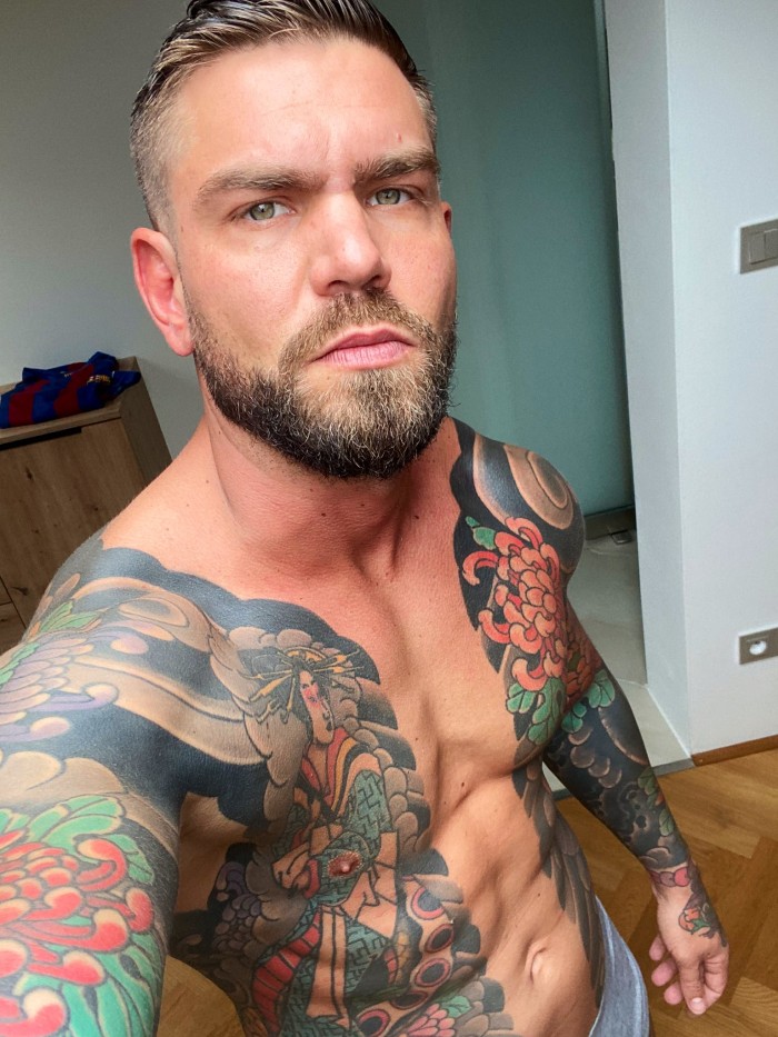 ACTOR XXX DISPONIBLE PARA MUJERES Y PAREJAS