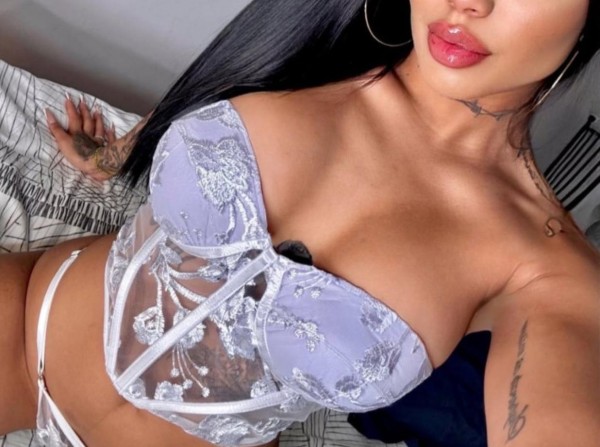 Joven sexi amable dulce ,cariñosa