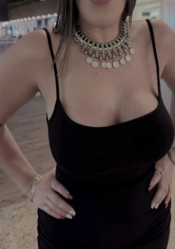 MADURA ELEGANTE MASAJISTA EN PARÓ DESPLAZÓ