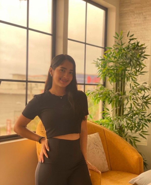 JULIETA FIESTERA GUAPETONA Y ATRATIVA