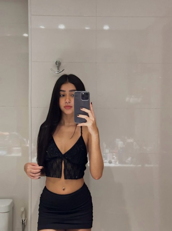 JOVENCITA DELGADA EN CORUÑA