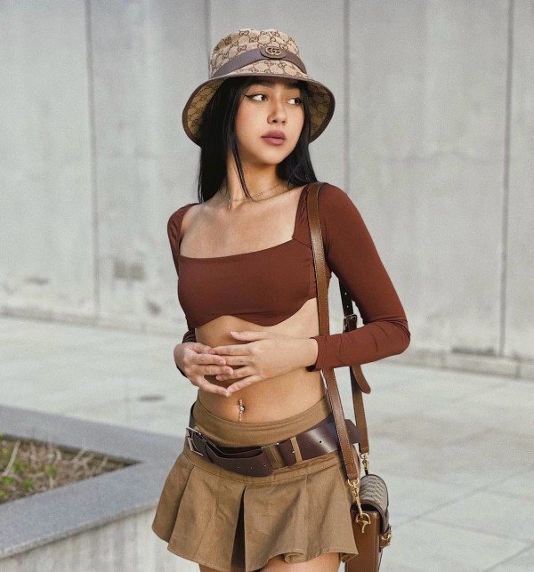 JOVENCITA DELGADA EN CORUÑA