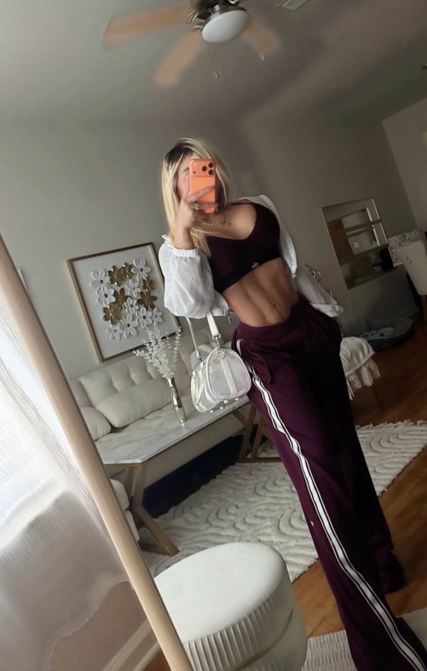 ANGELA 26 años, CHICA TRANS EXUBERANTE, SENSUAL y muy JUGUETONA