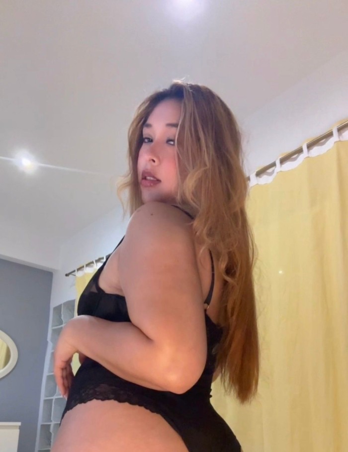 CON EL COÑO HUMEDO ESPERANDO TU POLLA