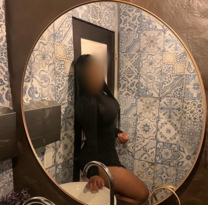 MORENAZA DIVINA CON GANAS DE FIESTA Y PLACER