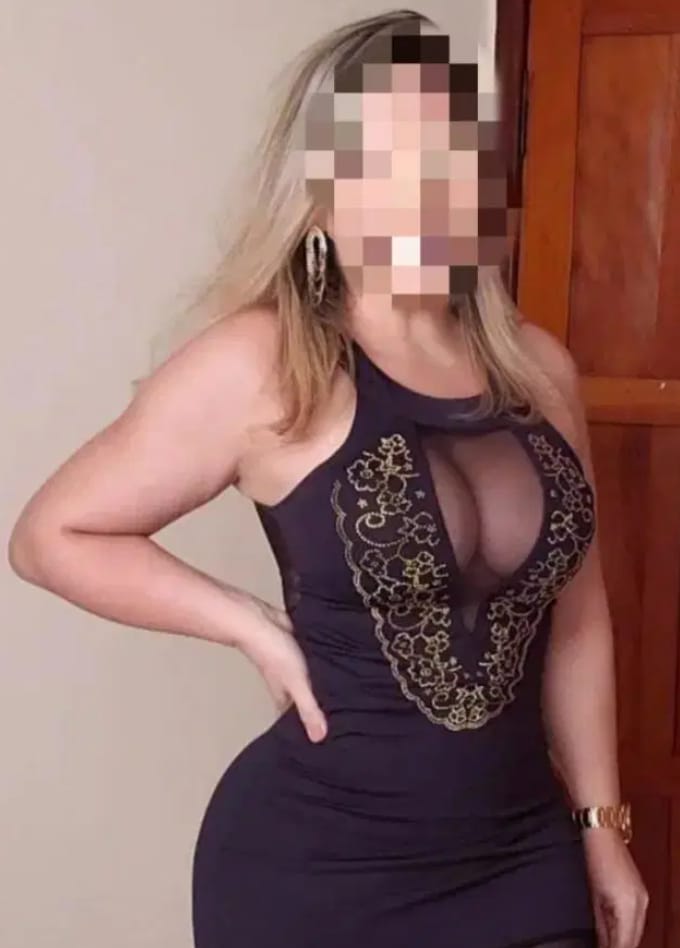 SOLITA EN CASA Y MOJADITA