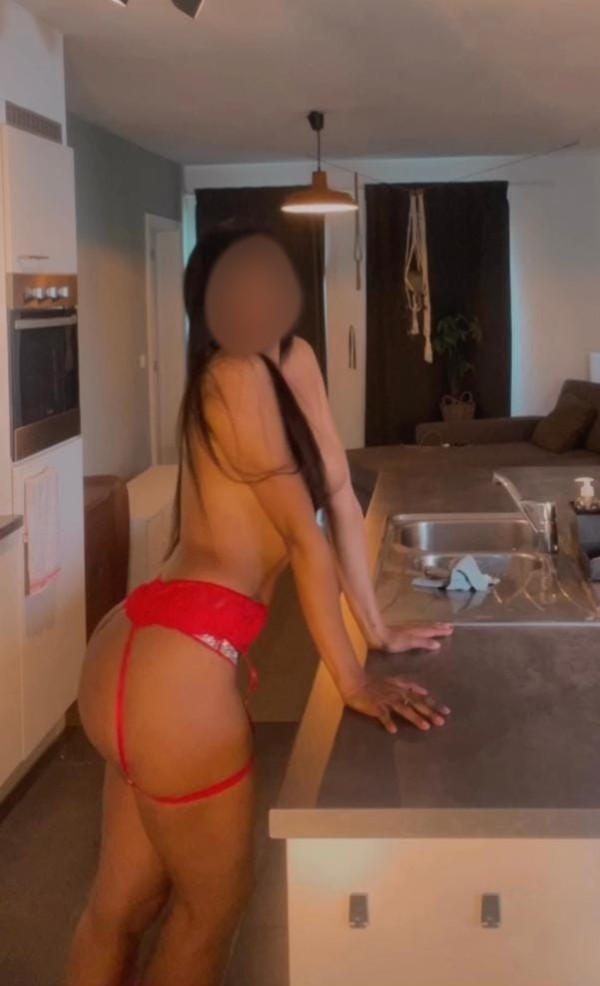 jovencita de clítoris grande para lamer y morder en La Coruña centro