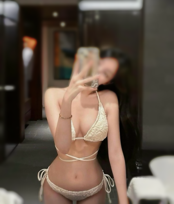 24 años BRUNETTE elegante y soicada GUAPÍSIMA