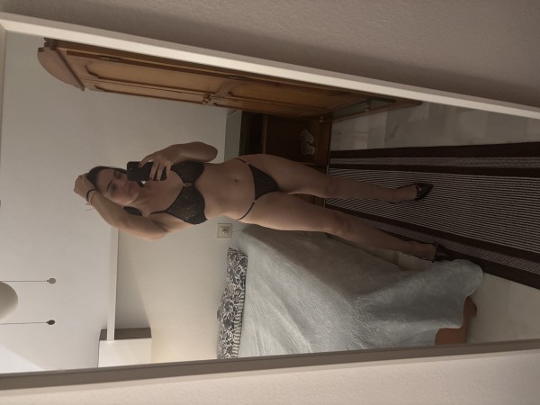 Bruna brasileña toda natural blanquita