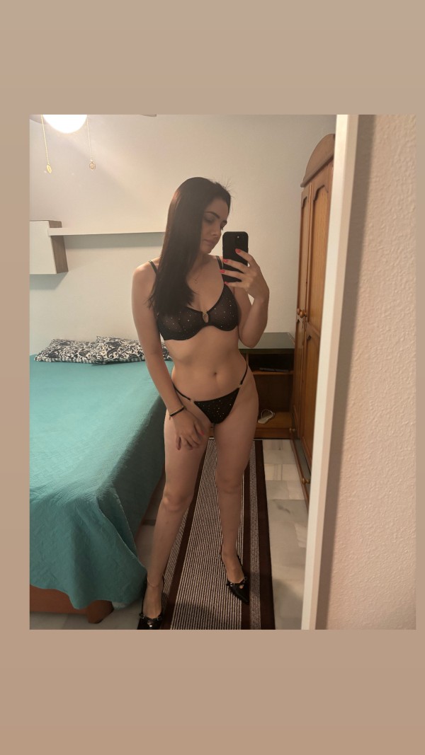 Bruna brasileña toda natural blanquita