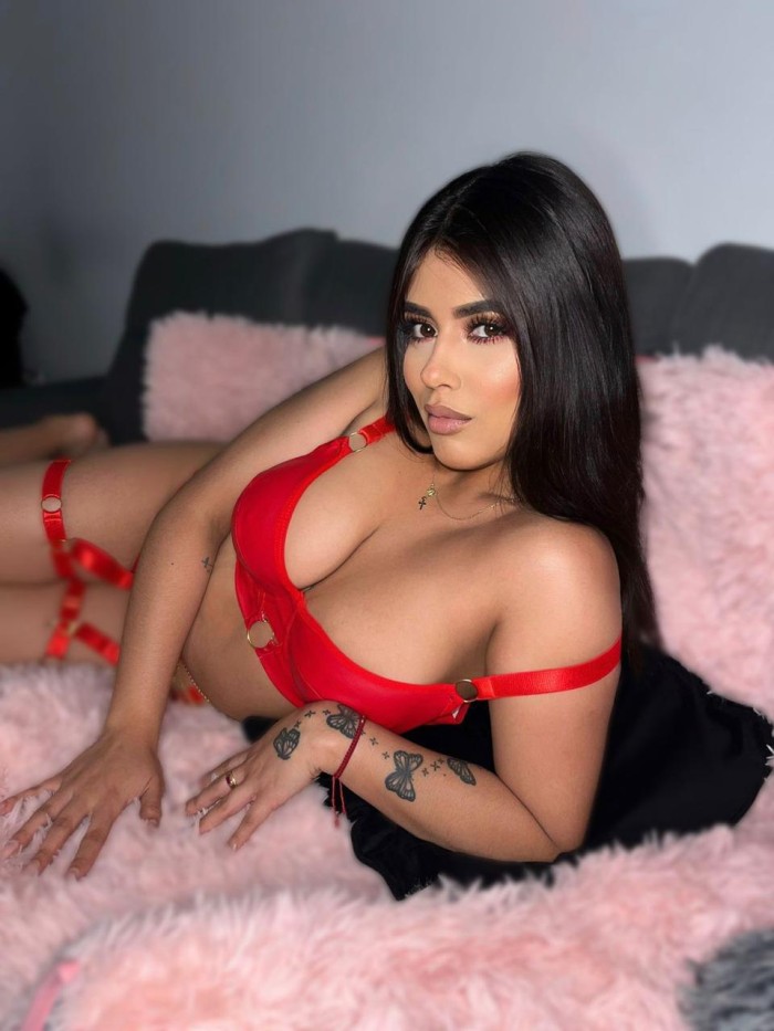 Mia, encantadora latina  cachonda