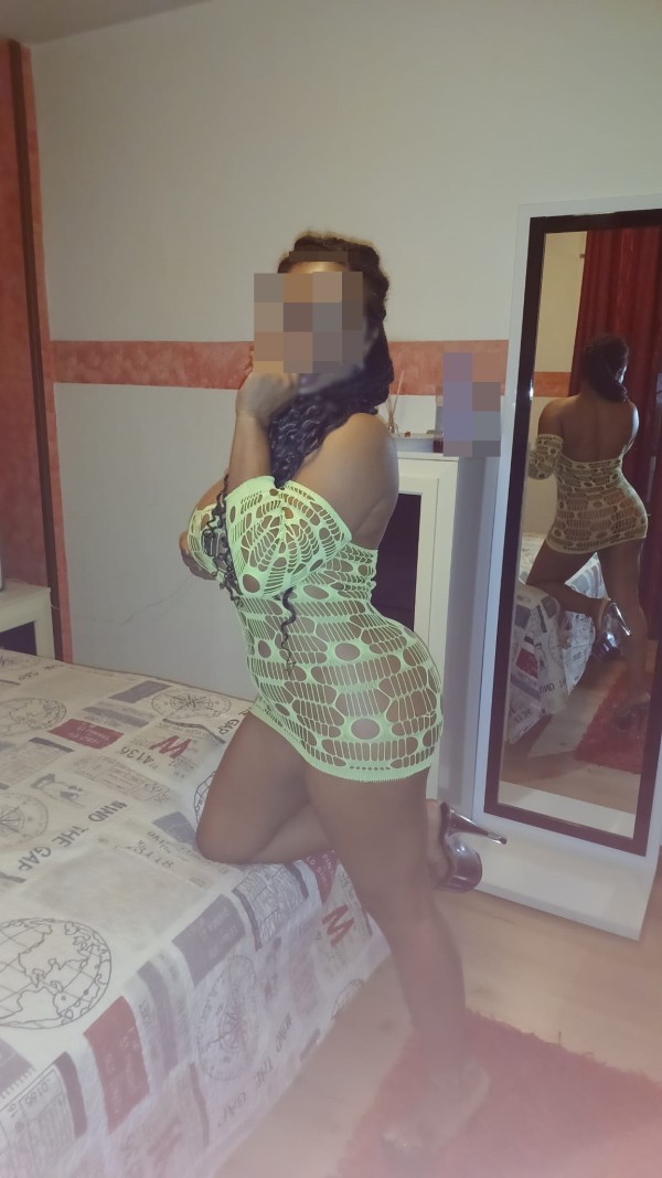 Kenia Panameña pechos grandes naturales.