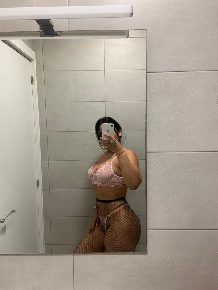 UNA HERMOSA MUJER SUPER ENTREGADA Y SUMISA