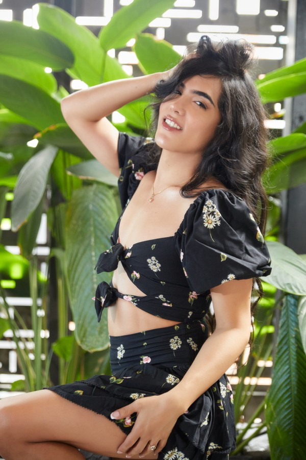 jovencita colombiana en las Americas