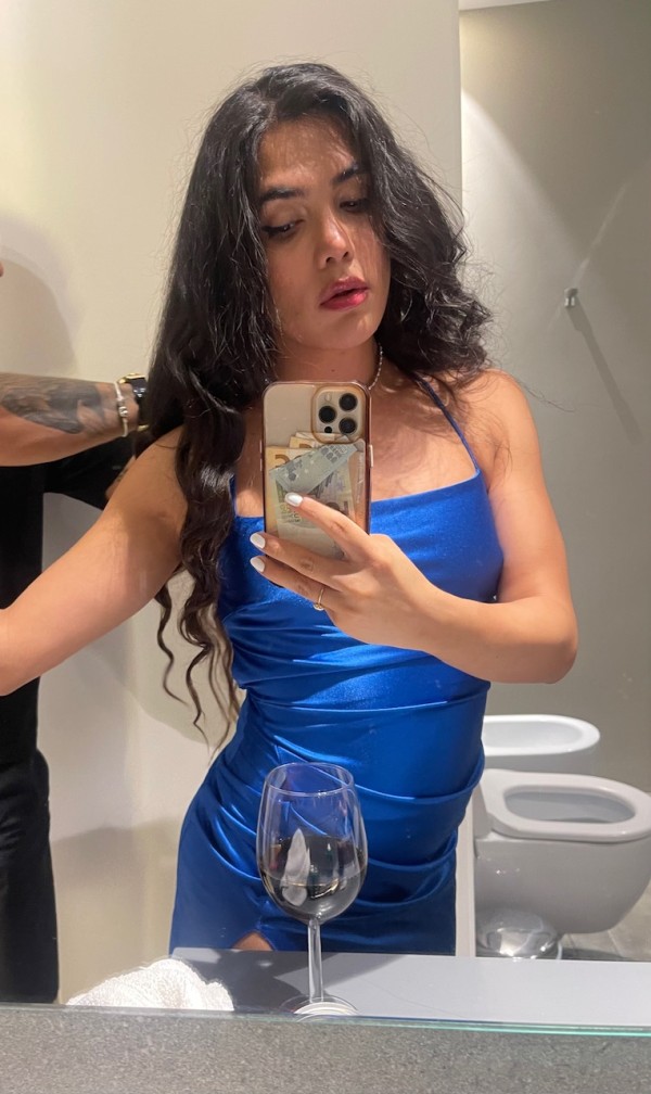 jovencita colombiana en las Americas