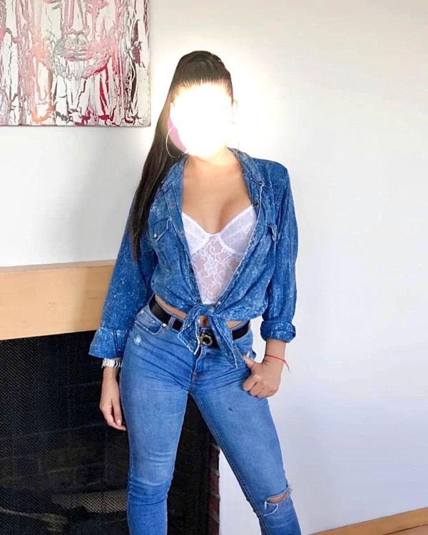 ardiente mujer de piel canela