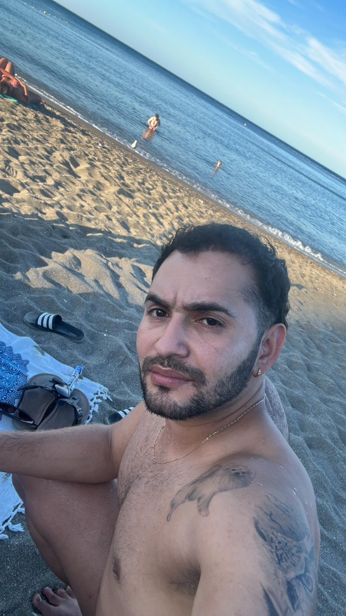 Chico latino complasiente