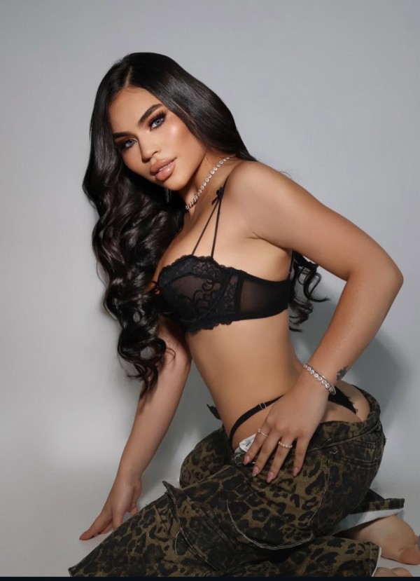 Jovencita juguetona traviesa alegre y fiestera