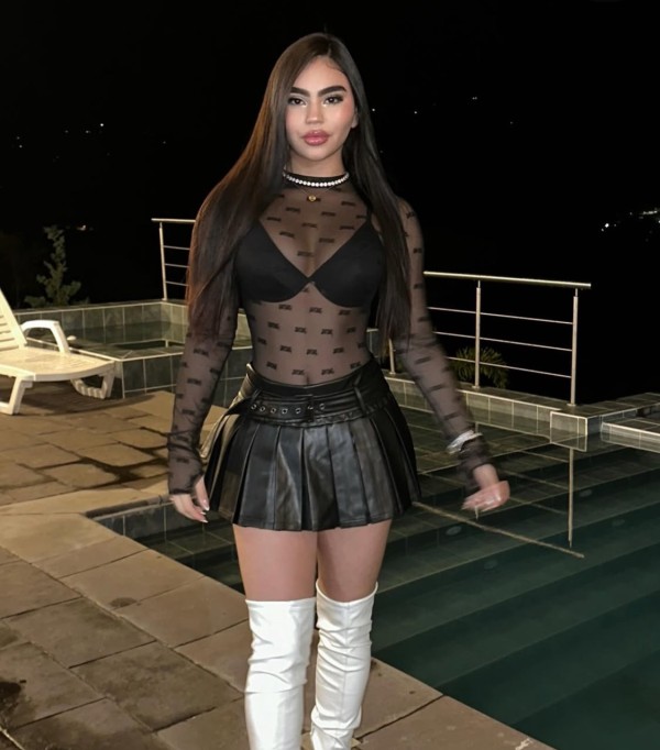 Jovencita juguetona traviesa alegre y fiestera