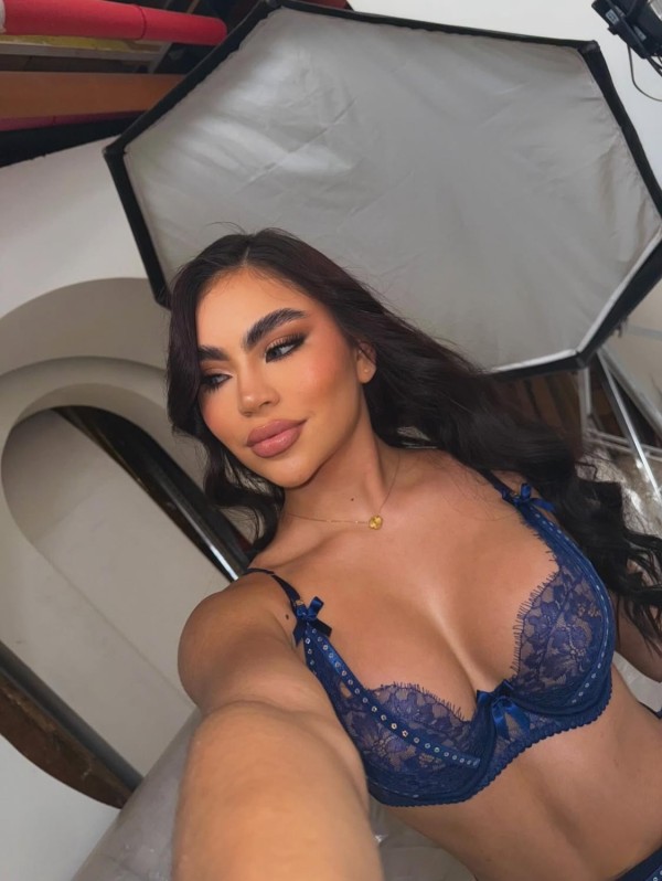 Jovencita juguetona traviesa alegre y fiestera