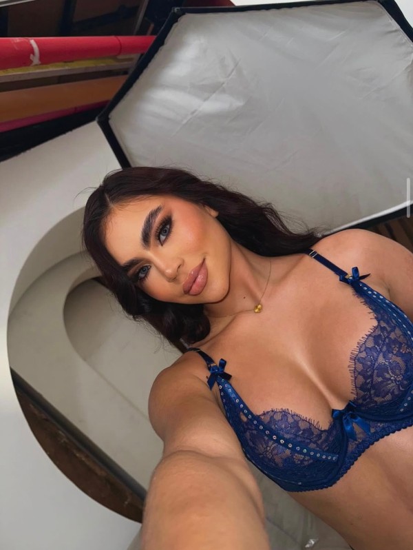 Jovencita juguetona traviesa alegre y fiestera