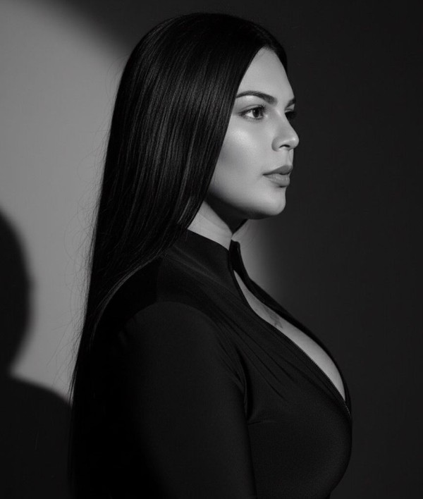 NOVEDAD VOLUPTUOSA CAMILA HERMOSA FIESTERA VIP en BARCELONA