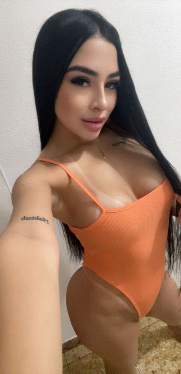 TENGO MI COÑO APRETADITO Y MOJADITO