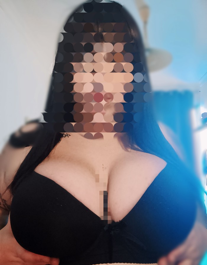 Jovencita gordita tatuada no profesional