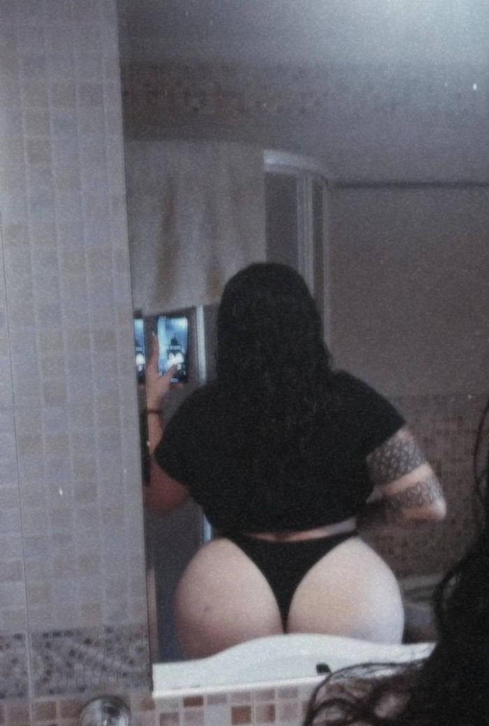Jovencita gordita tatuada no profesional