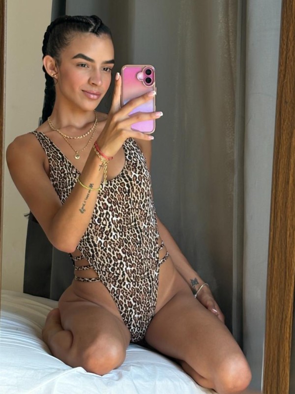 SUPER ESCORT CON CURVAS Y UN SQUIRT DE INFARTO