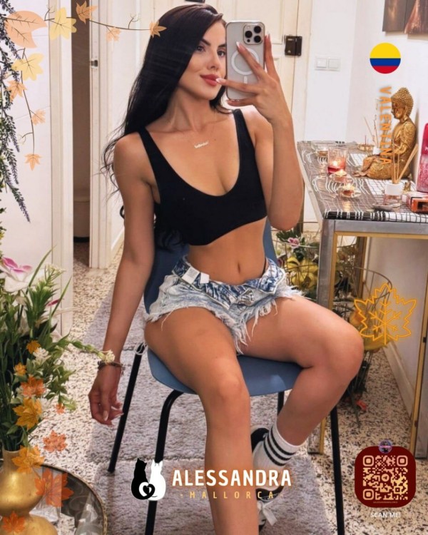 SEXY Y ENCANTADORA JOVENCITA EN EL CENTRO DE PALMA DE MALLORCA.