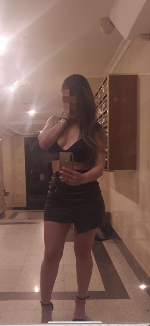 Chica latina nueva en la zona