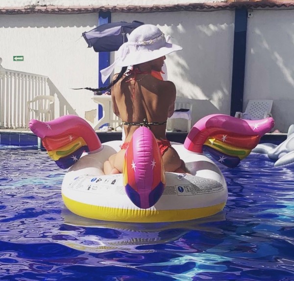 Joven latina recién llegada con curvas NOVEDAD