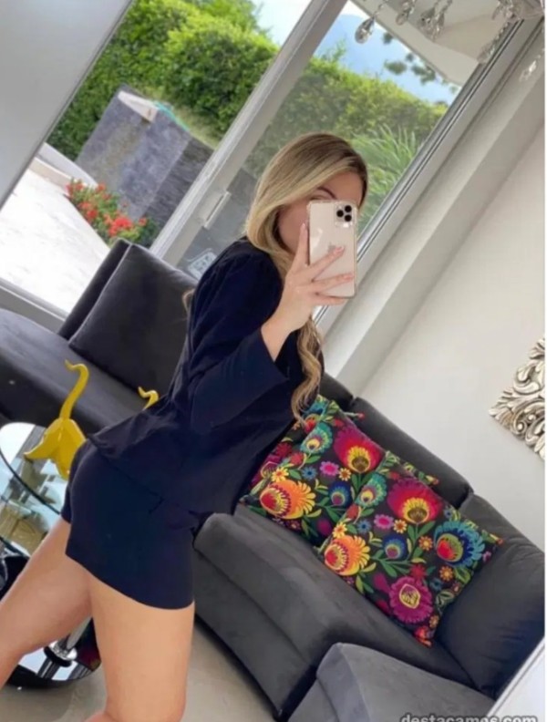 Rubia guapa cariñosa