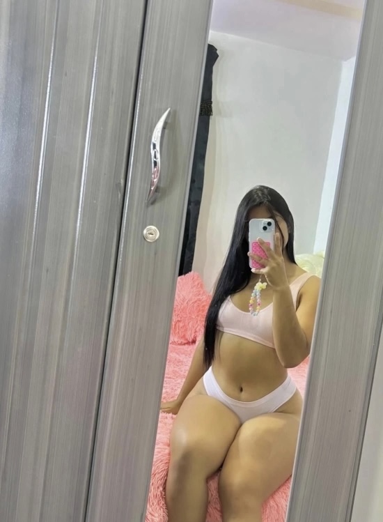 Valentina paisa ardiente coño baboso en YUNCOS