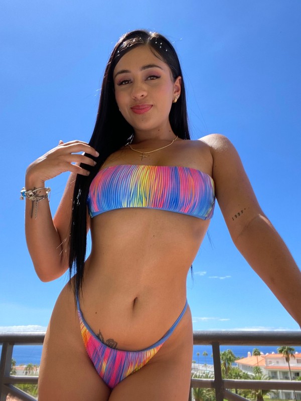 DULCE LAS AMERICAS. JOVENCITA LATINA CON EL CONEJITO MUY HÚMEDO!