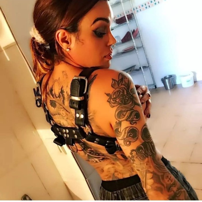 Caliente y con ganas de lechearnos jugamos