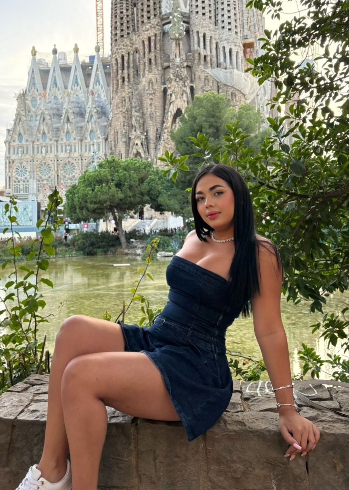 Teen latina con ganas de mucha caña – Plaza España