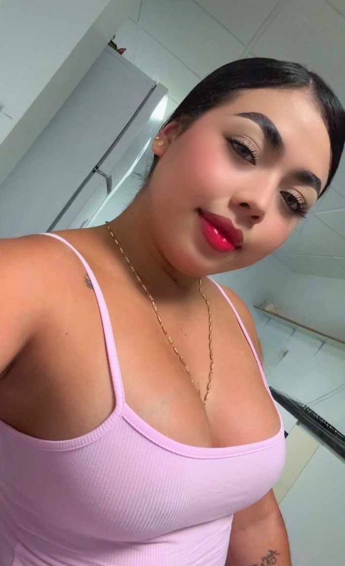 Teen latina con ganas de mucha caña – Plaza España