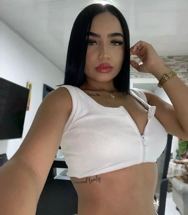 Encantadora morena joven caliente cachondacla Alex