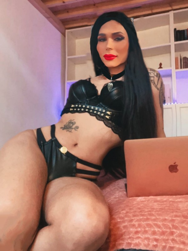 Tranny Claudia te apetece una mamada y descargar ?